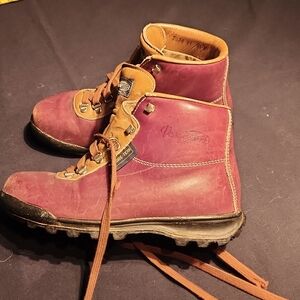 Classic Vasque hiking boots, ladies 8.5